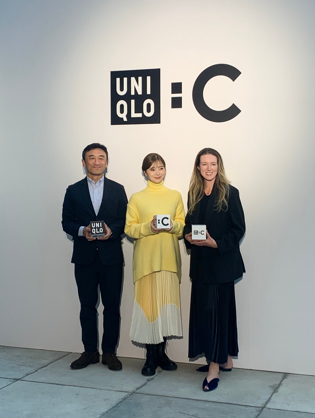 「ユニクロ : シー」ローンチ記者発表会が開催、柳井正会長とクレア・ワイト・ケラーが登場