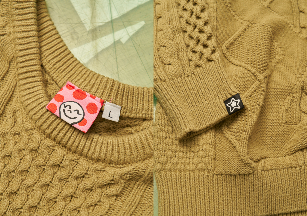 ベージュのセーターの襟元と袖。
