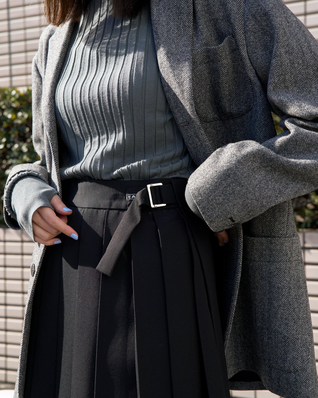 ティーエイチプロダクツのジャケットを着た女性モデル