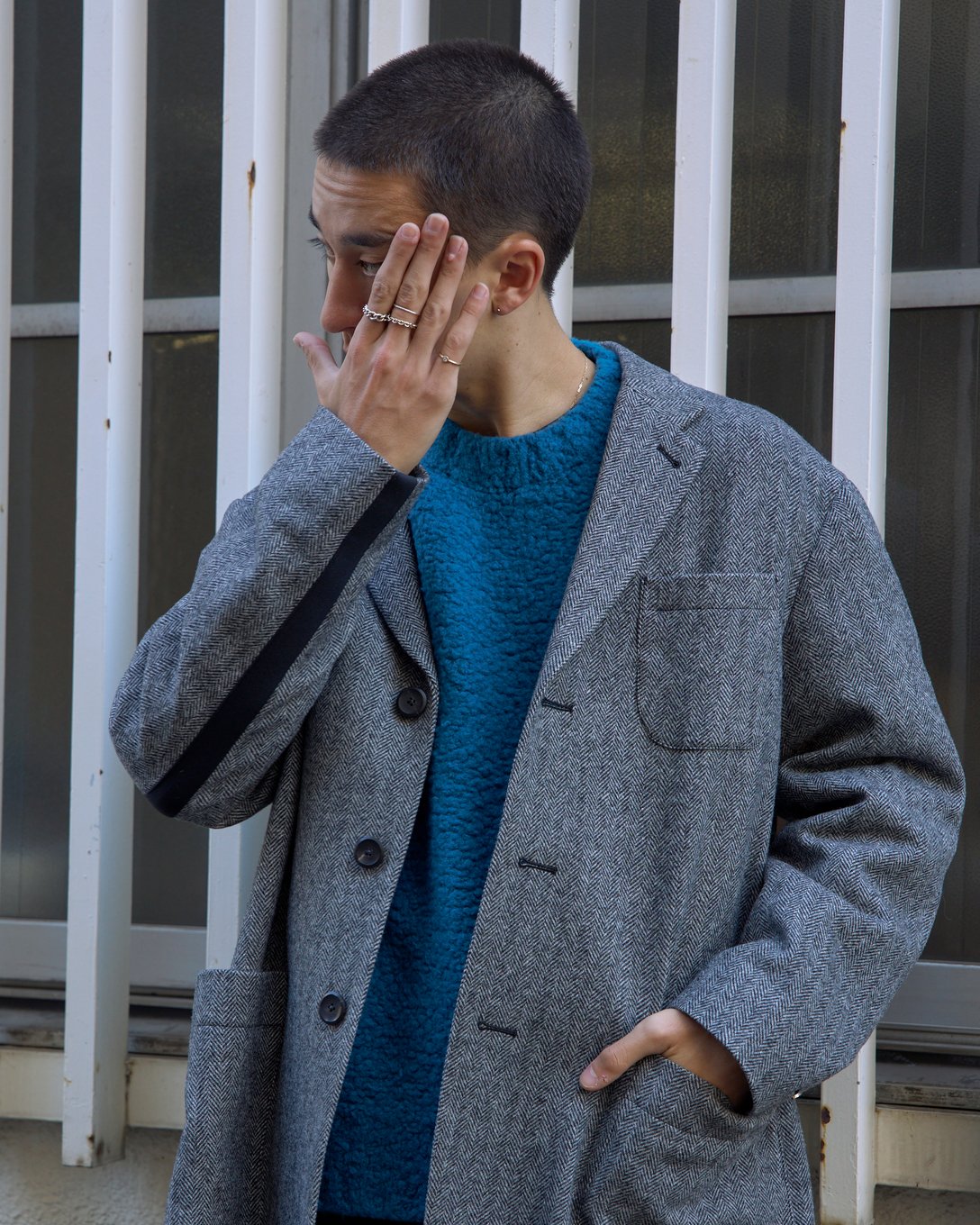 ティーエイチプロダクツのジャケットを着た男性モデル