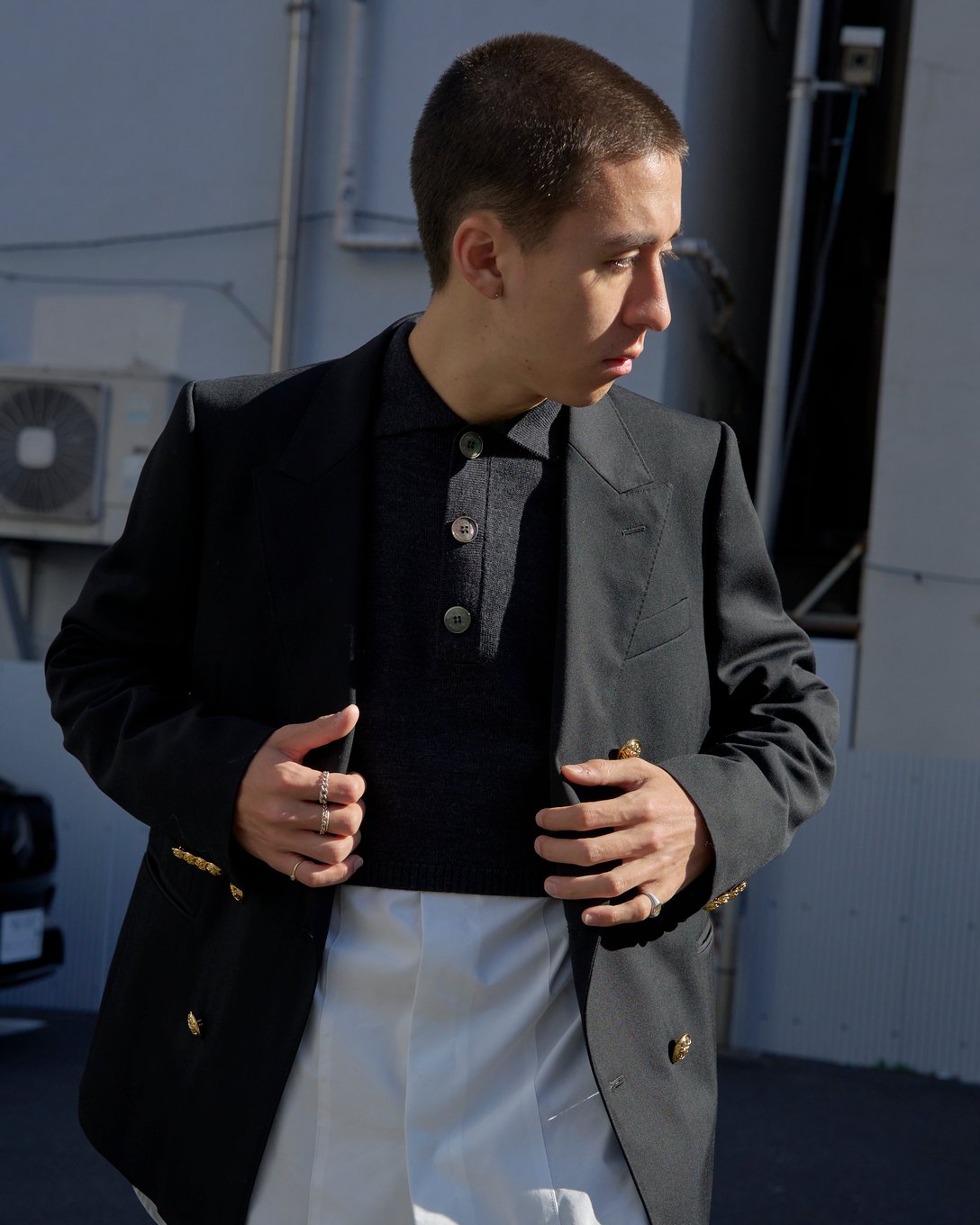 ビューティフルピープルのジャケットを着た男性モデル