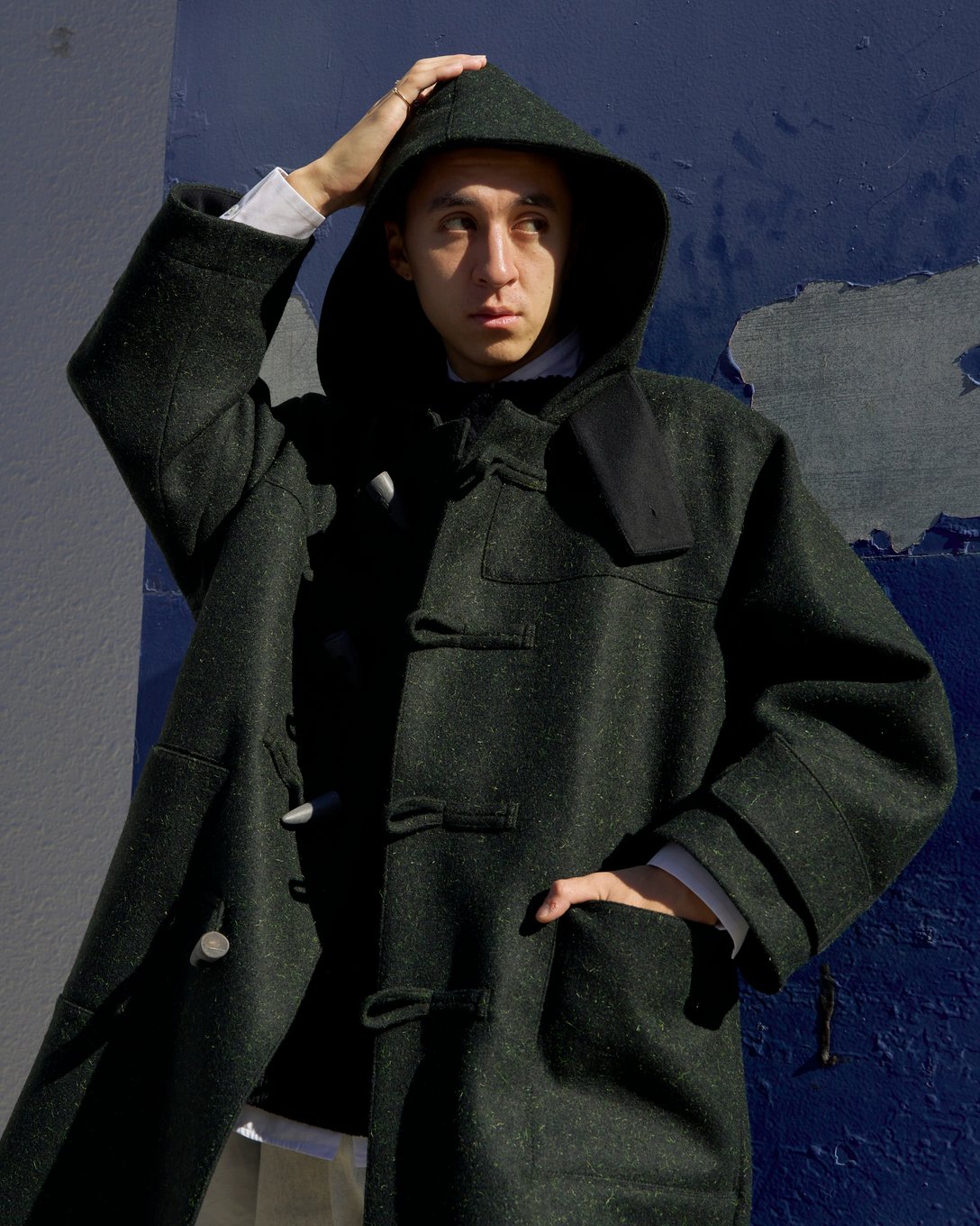 オーバーコートのダッフルコートを着た男性モデル
