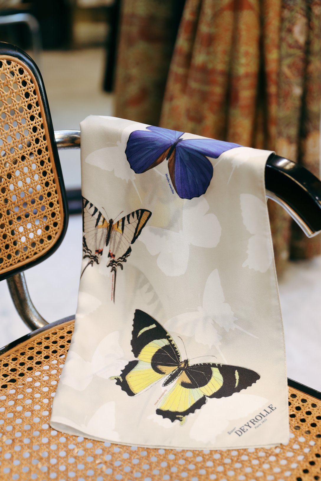 椅子に掛かった蝶の柄のスカーフ