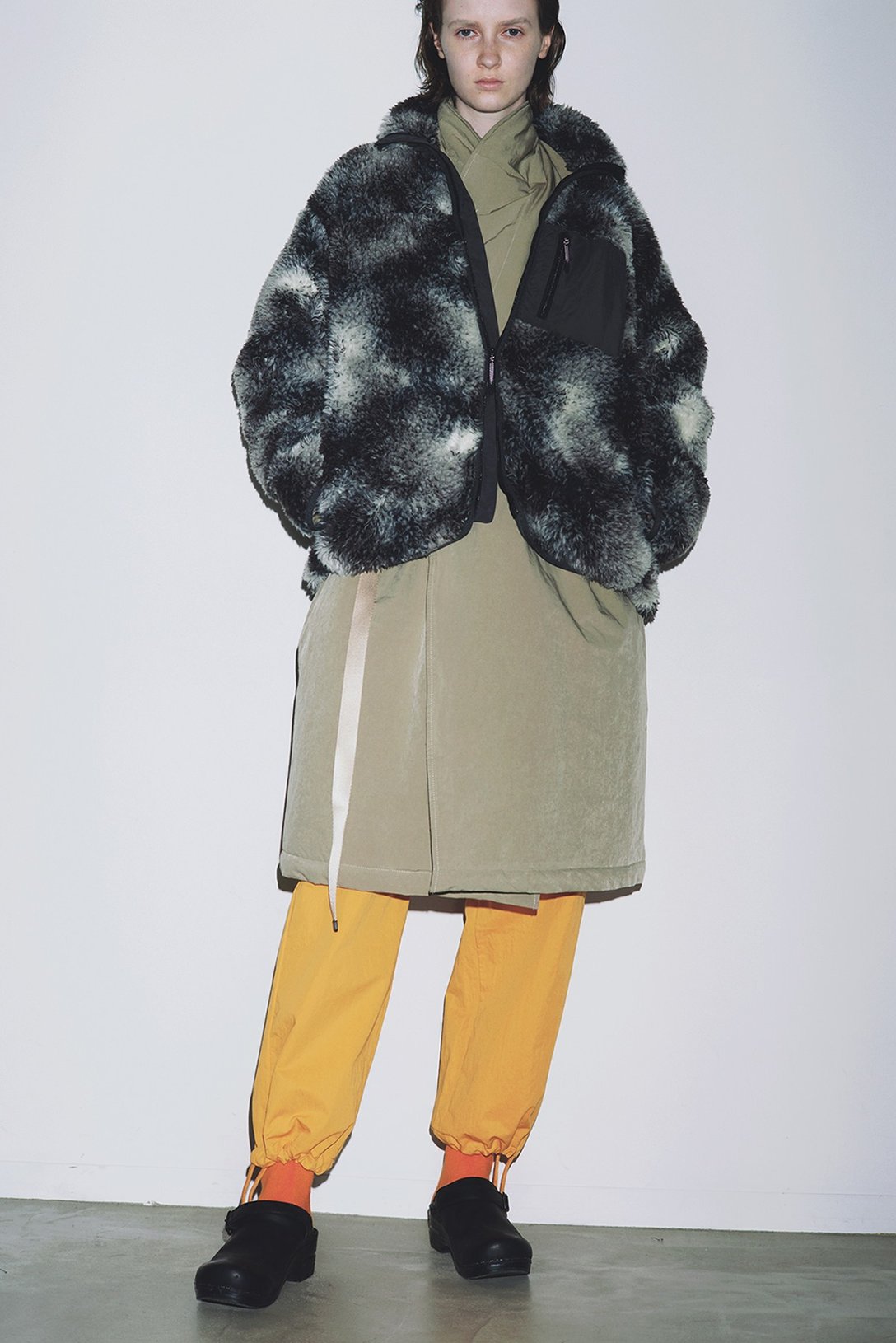 アトリエ ベトンのガウンコートを着た女性モデル