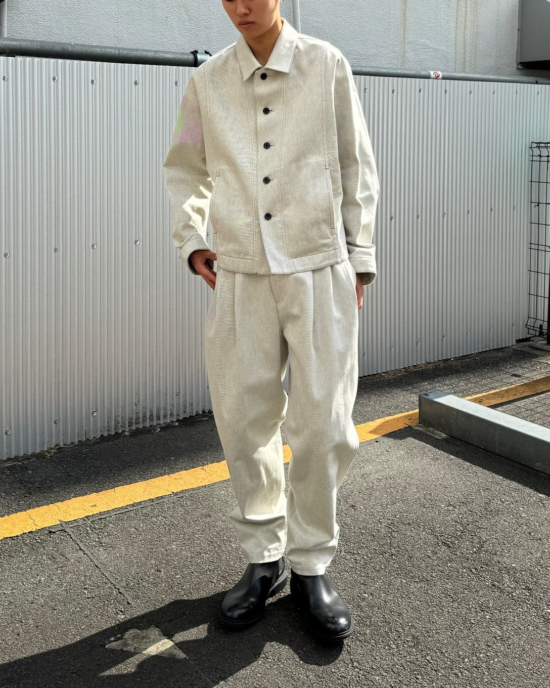 ホワイトのデニムを着用した男性モデル