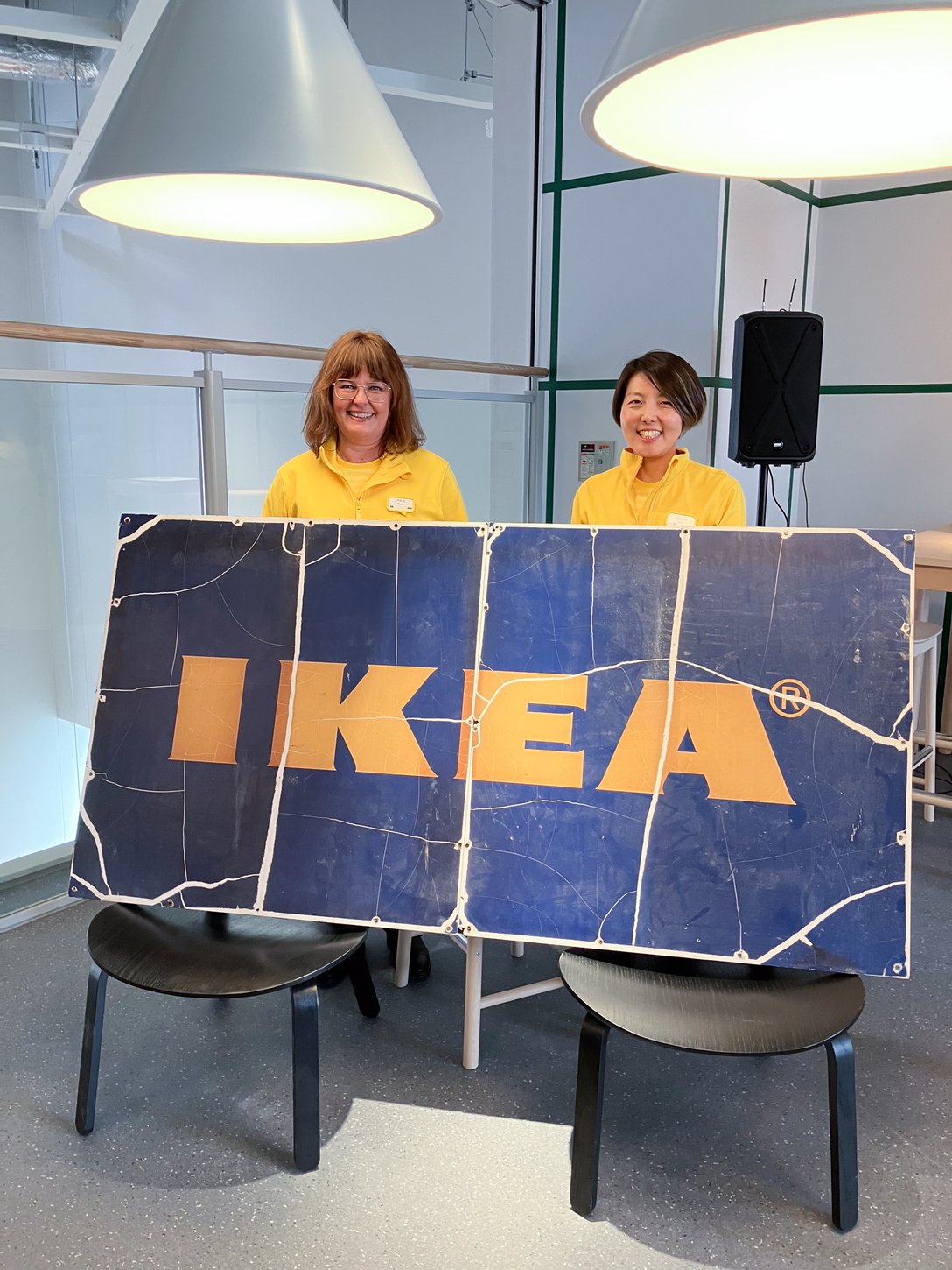 IKEAの看板と2人の女性
