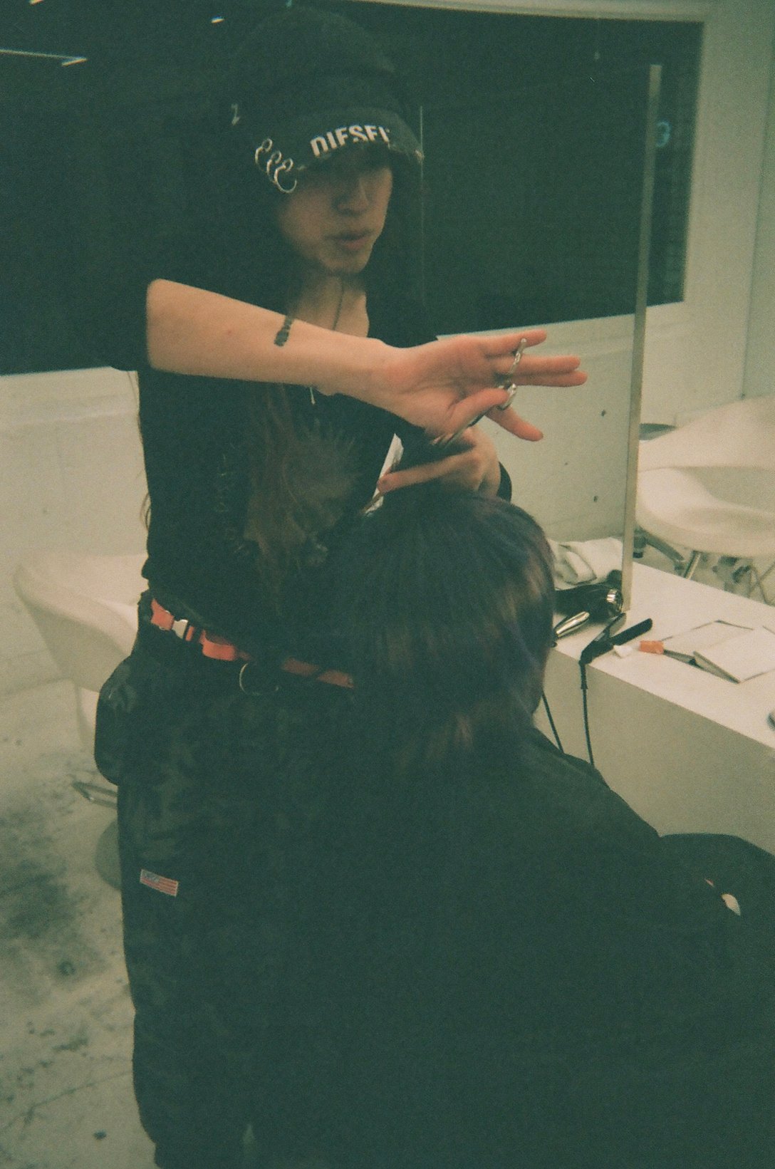 客の髪を切る美容師