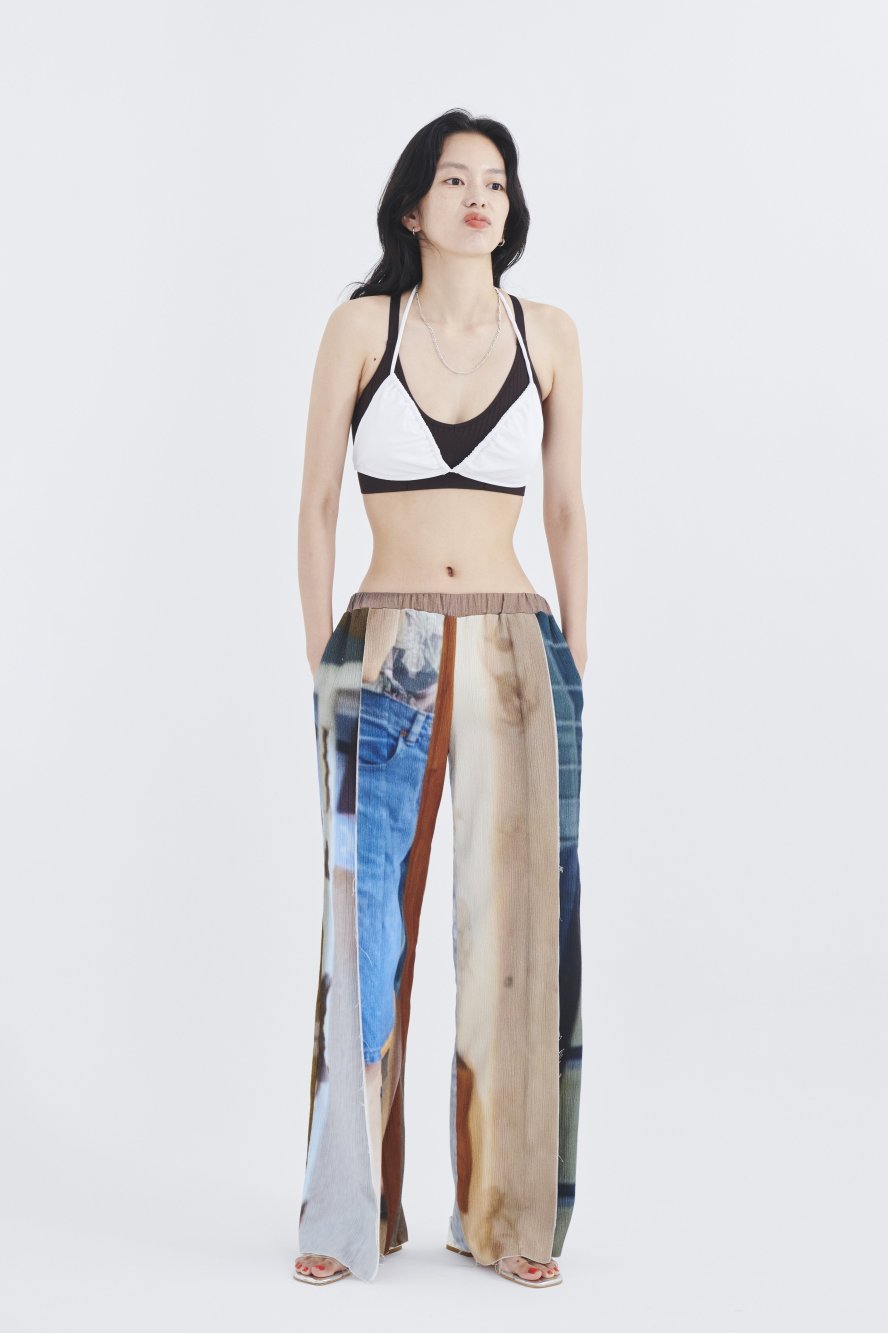 コトハヨコザワのグラフィックパンツを穿いた女性モデル