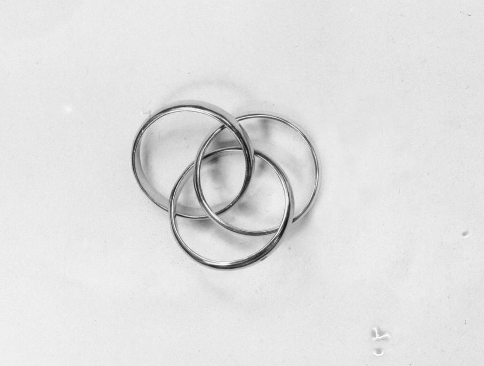 ルイ・カルティエの想像力により1924年に誕生した、プラチナ、ピンクゴールド、イエローゴールドの3本の環が絡まり合う初代リング。