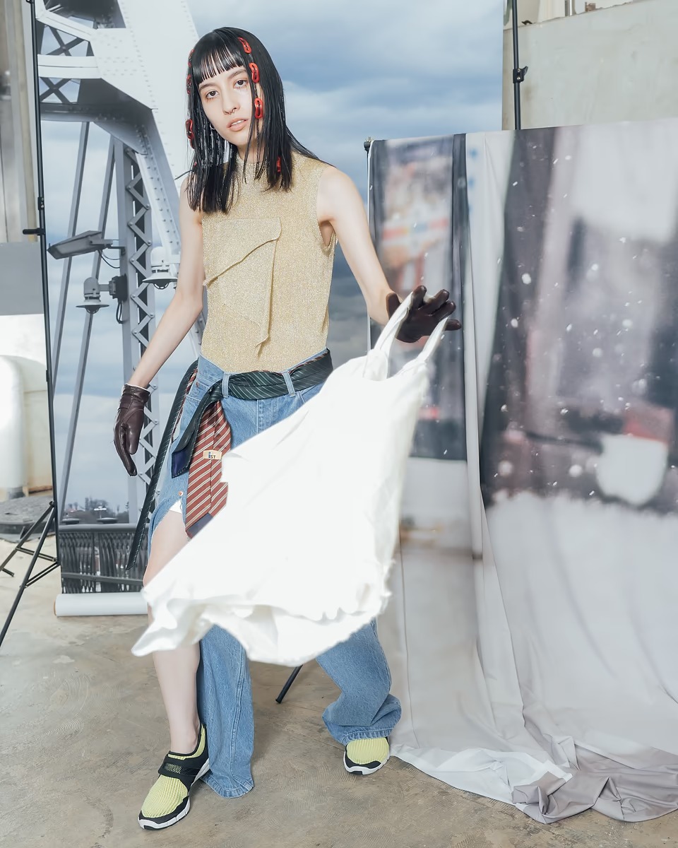 コトハヨコザワのスリットデニムを穿いた女性モデル