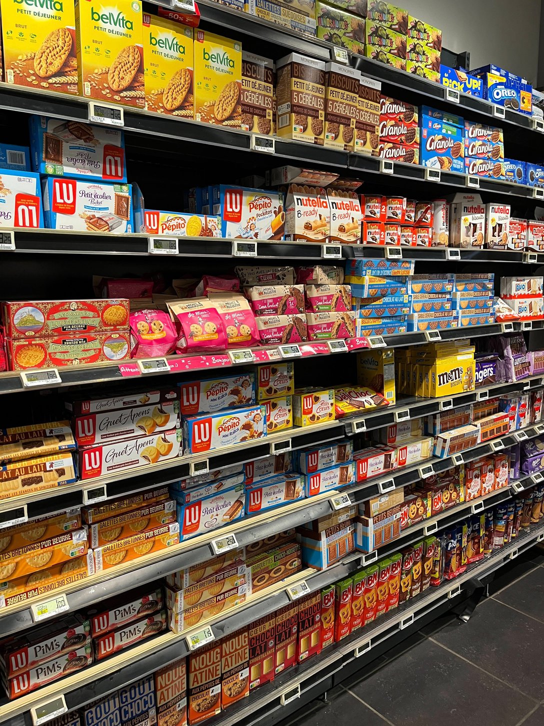 フランスのスーパーマーケットのお菓子棚