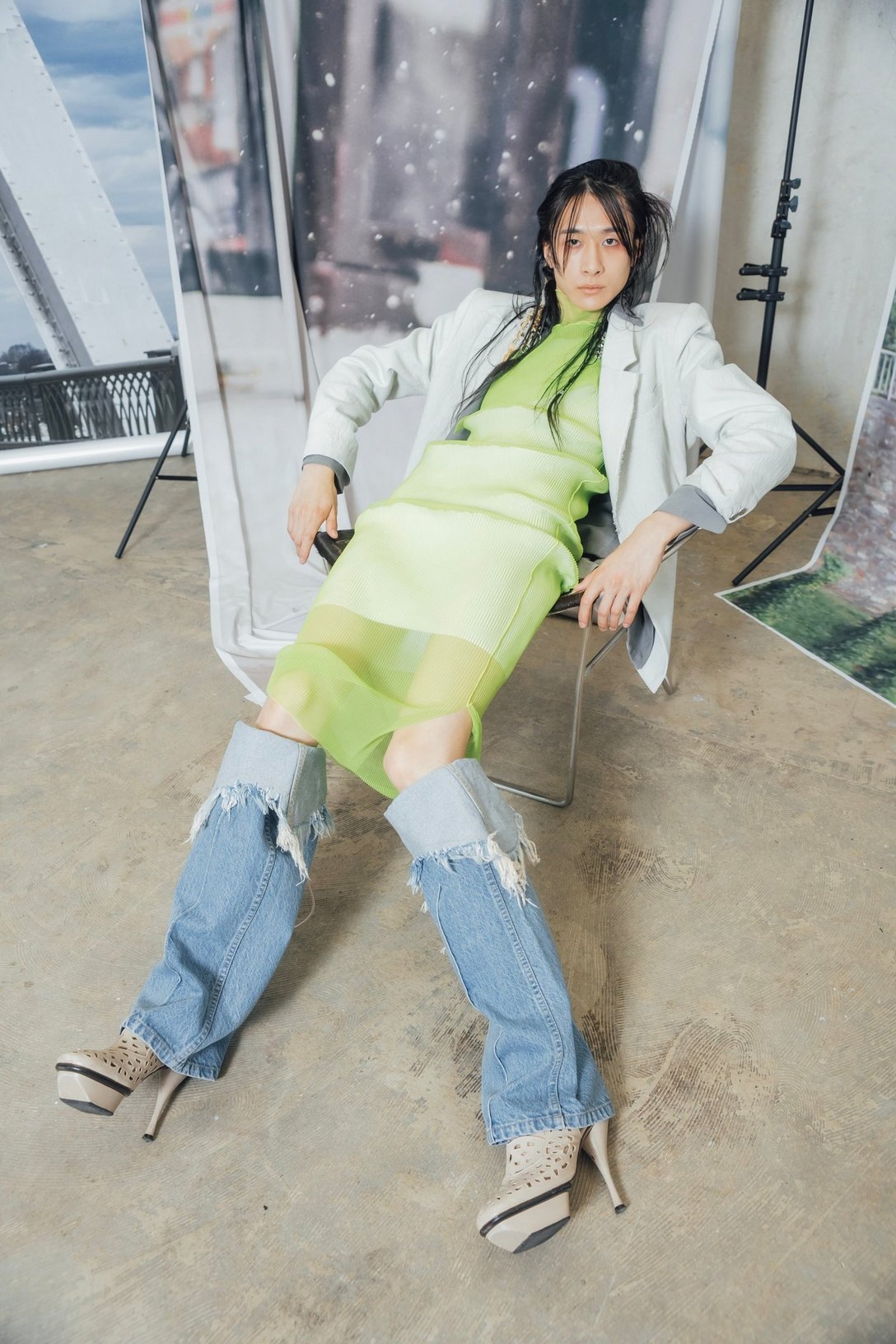 コトハヨコザワのジャケットを着た女性モデル