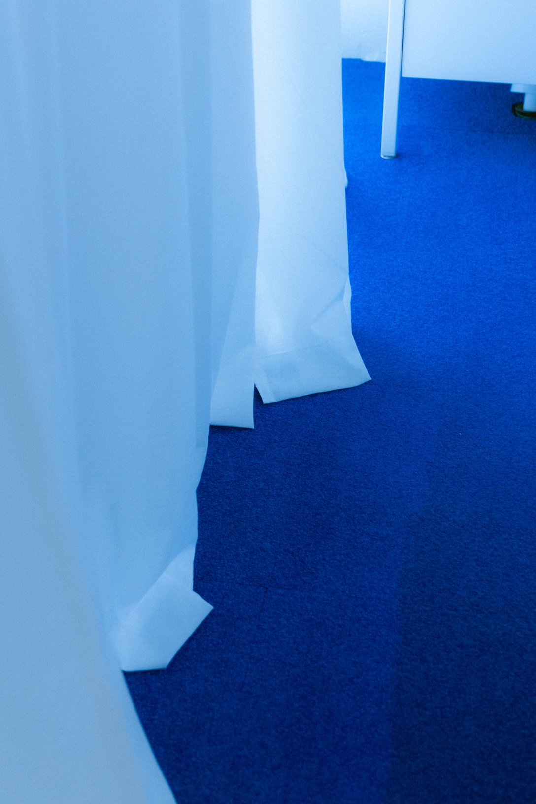 青い床と白いカーテン
