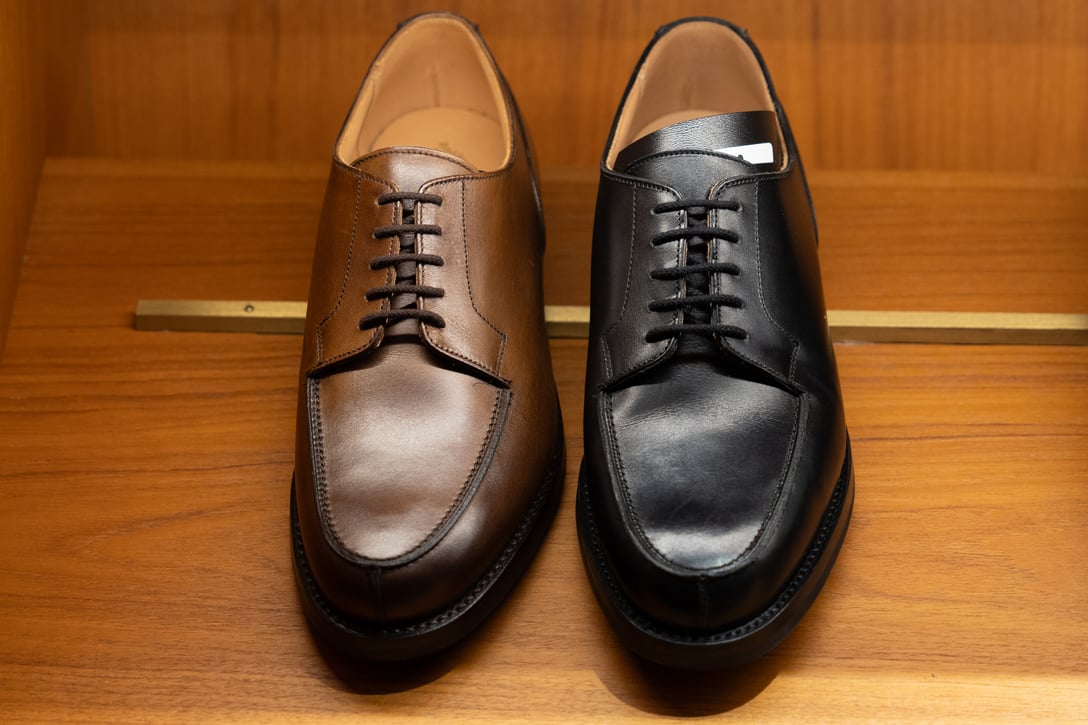 黒と茶色の革靴