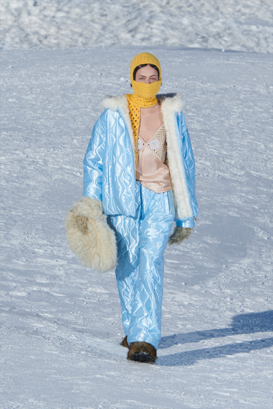 「ミュウミュウ」が雪山で発表した2021年秋冬コレクションのルック