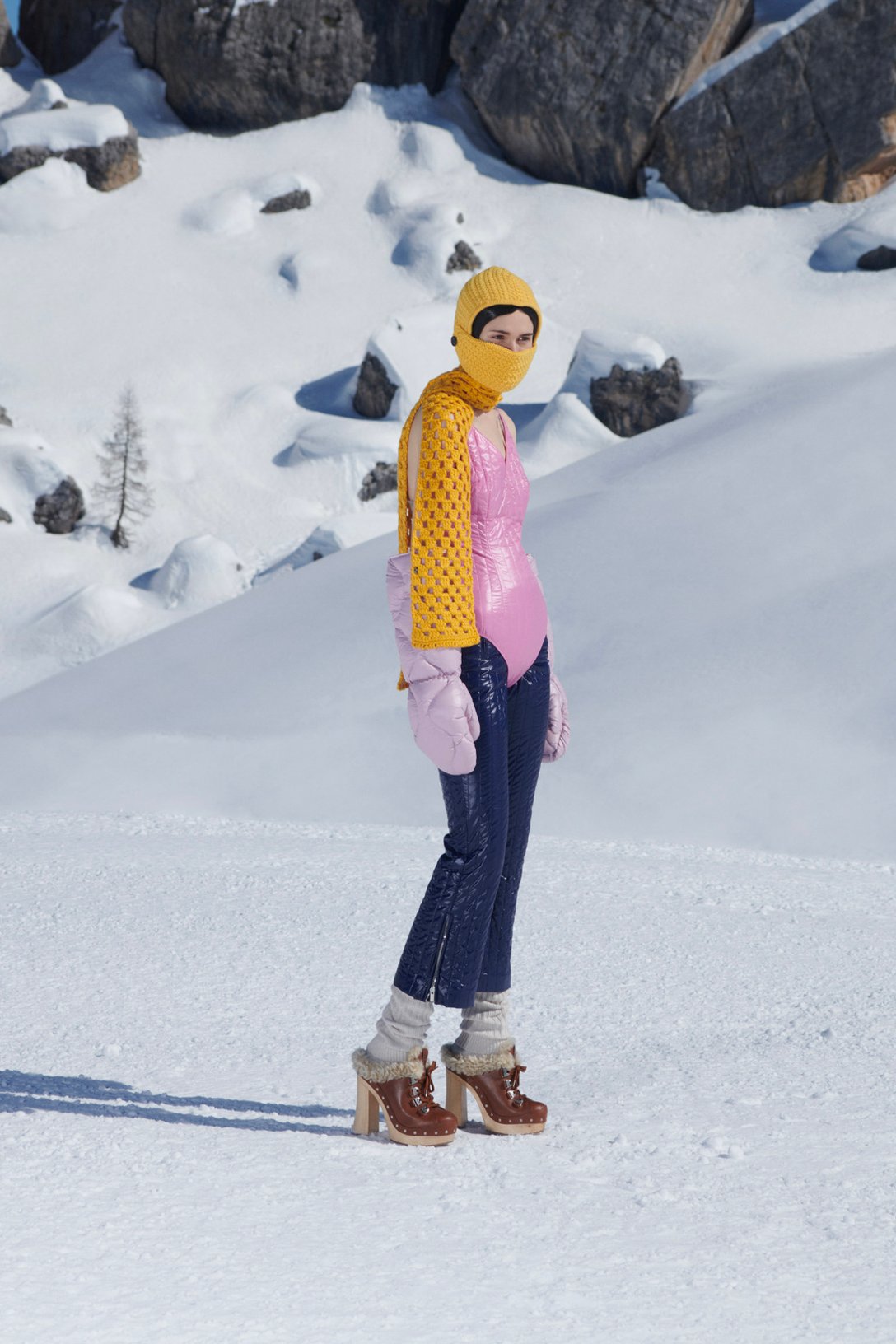 「ミュウミュウ」が雪山で発表した2021年秋冬コレクションのルック