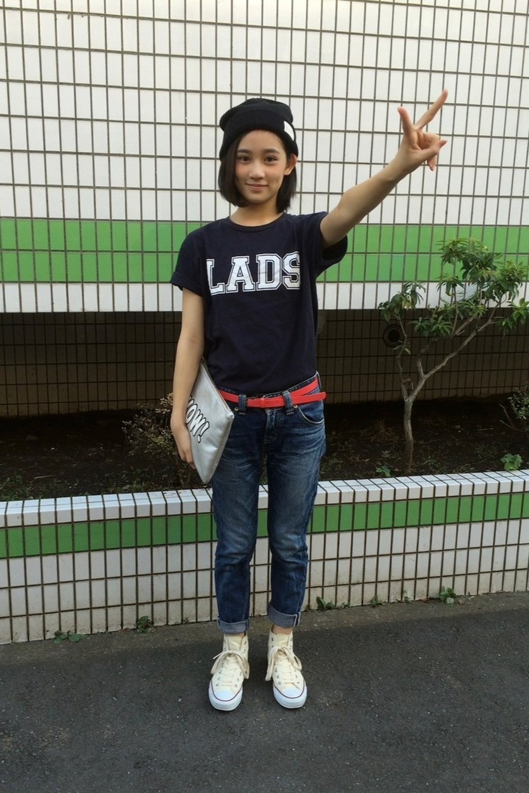 Tシャツにデニム姿の11歳頃の佐々木莉佳子