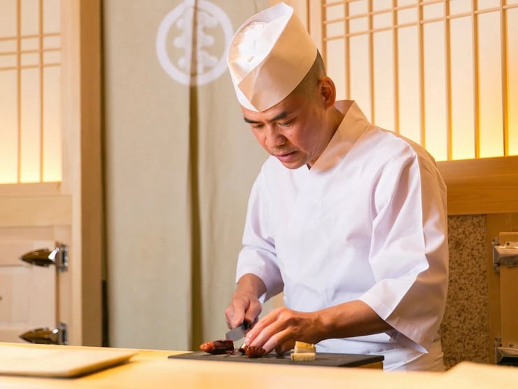 調理する寿司職人