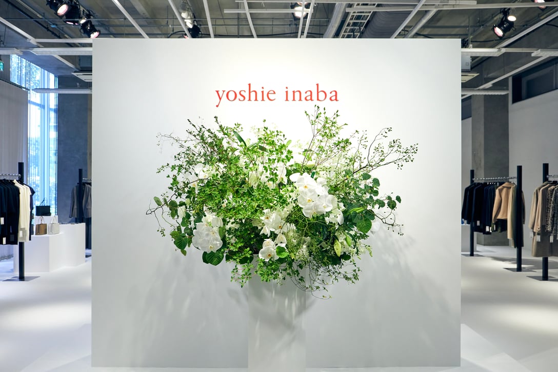 yoshie inabaの文字と大きな花束