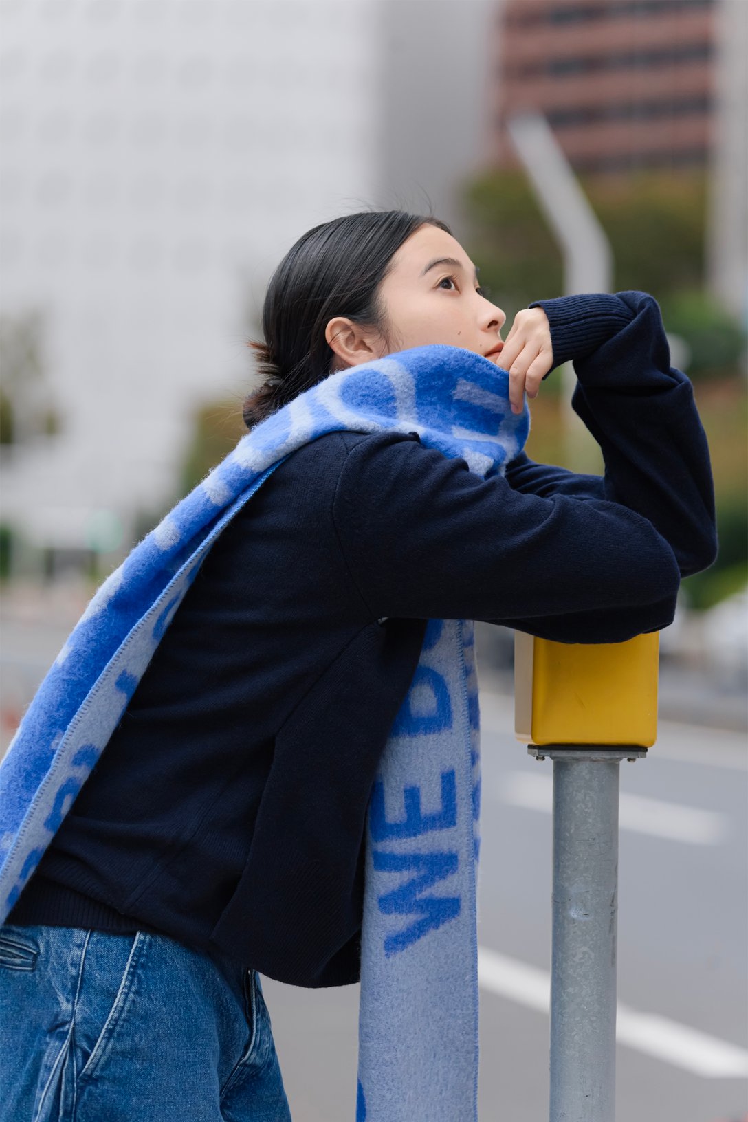 マフラーを巻いた女性モデル