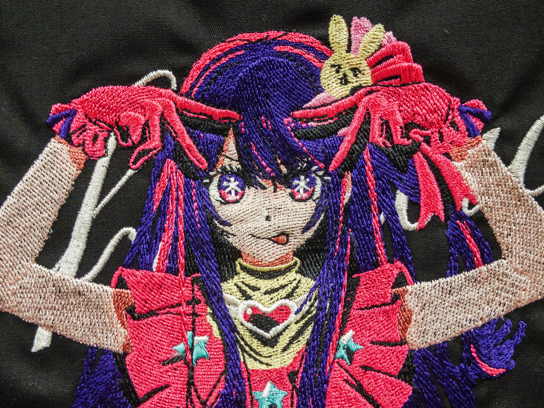 コスパ「推しの子」ワークシャツの刺繍部分クローズアップ