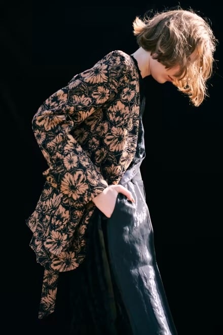 EBONYの花柄のジャケットを着る女性モデル
