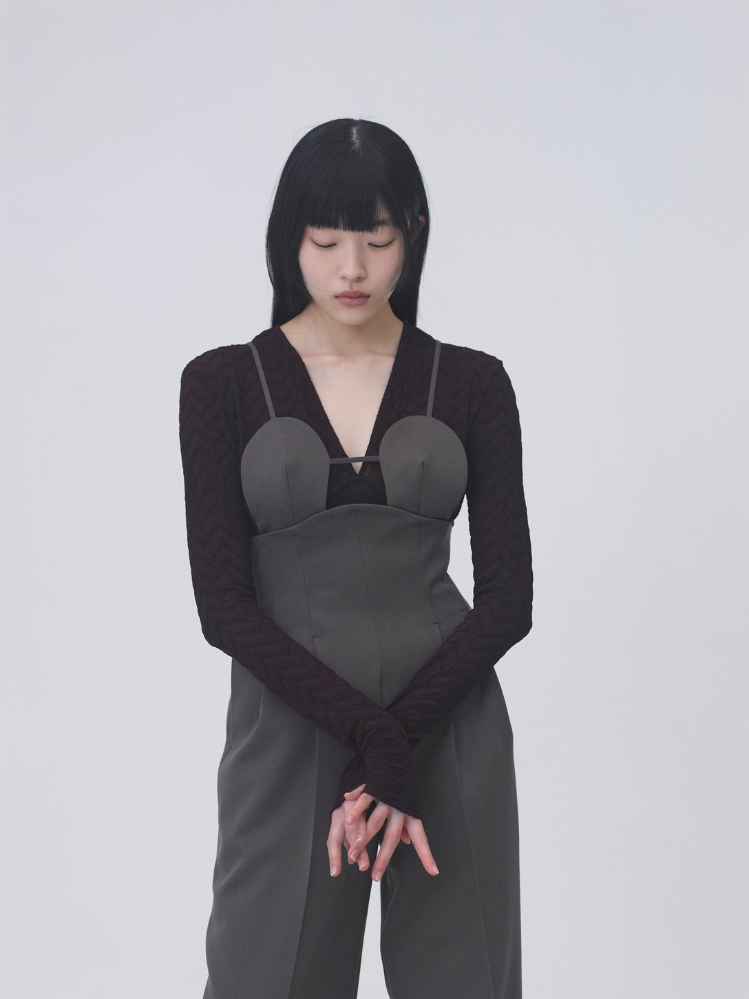 FETICOのオールインワンを身に纏う女性モデル