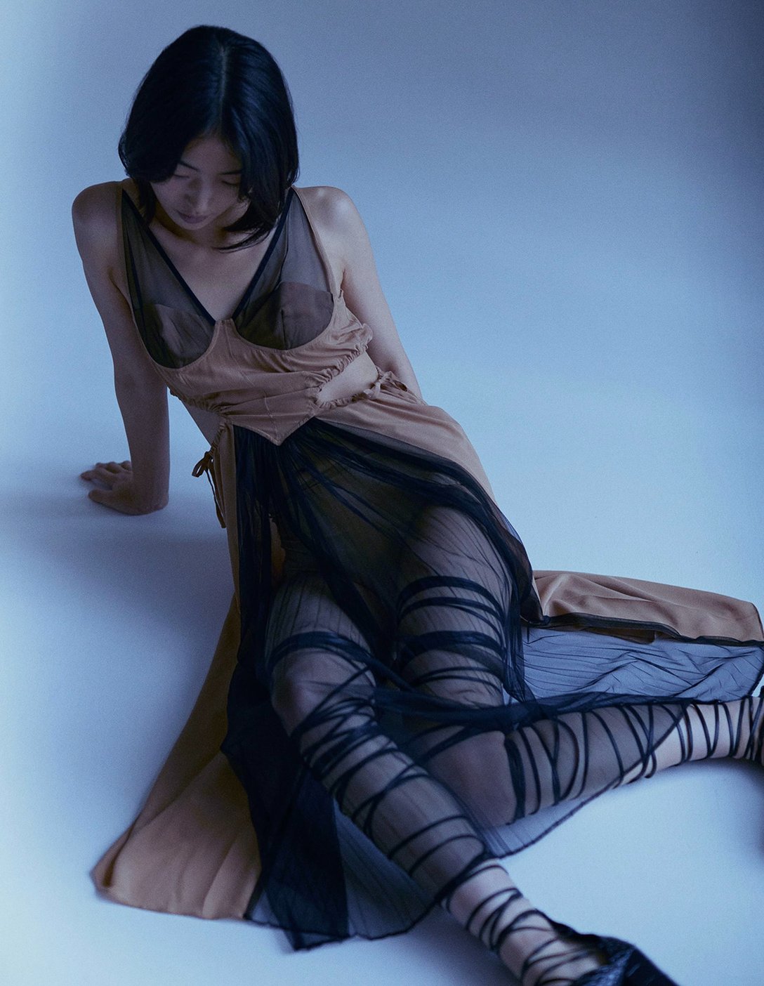 シアー素材の使われたワンピースを身に纏っている女性モデル