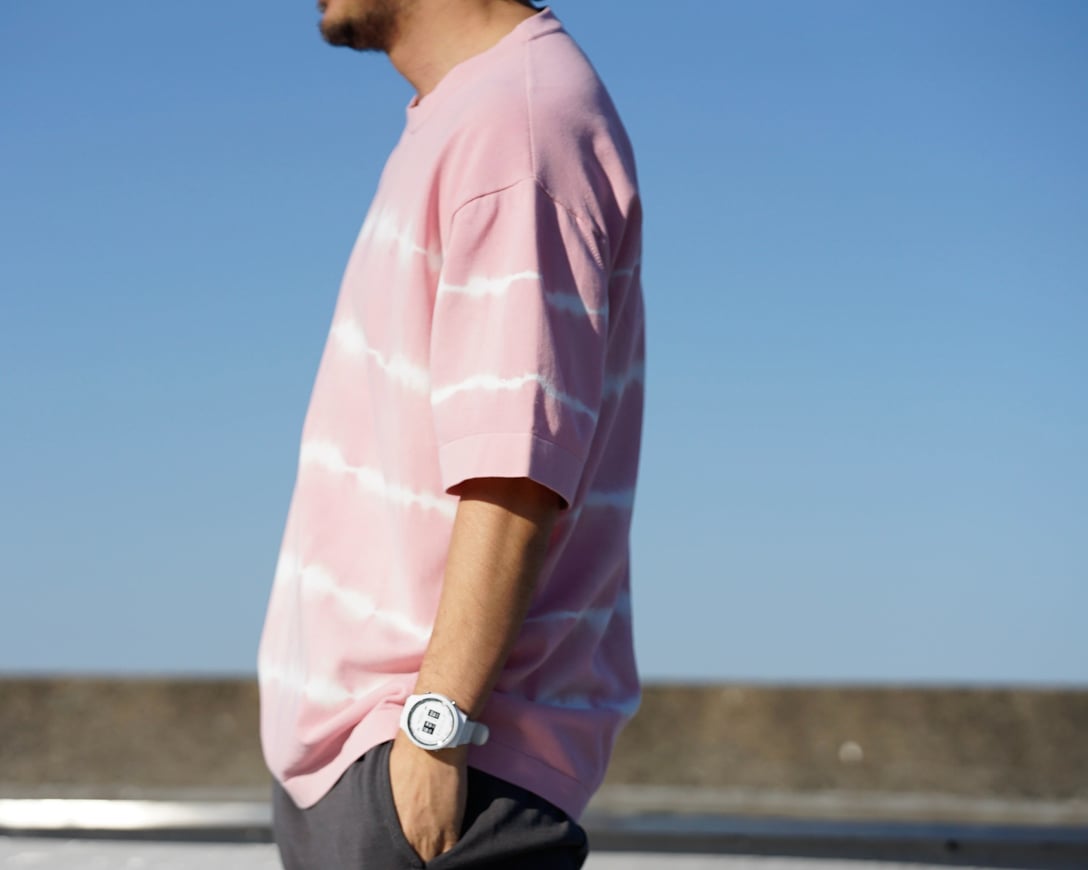 ピンクのボーダーシャツを着る男性モデル