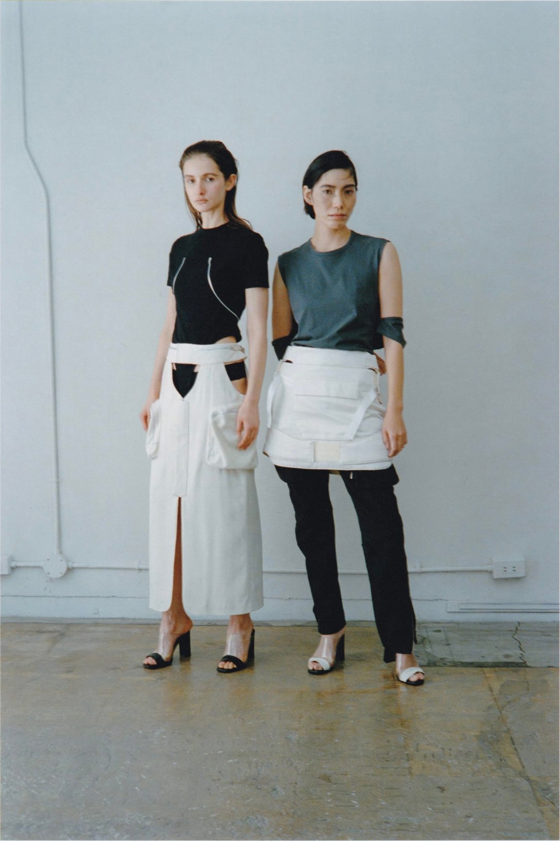 白いスカートを着用した2人の女性モデル