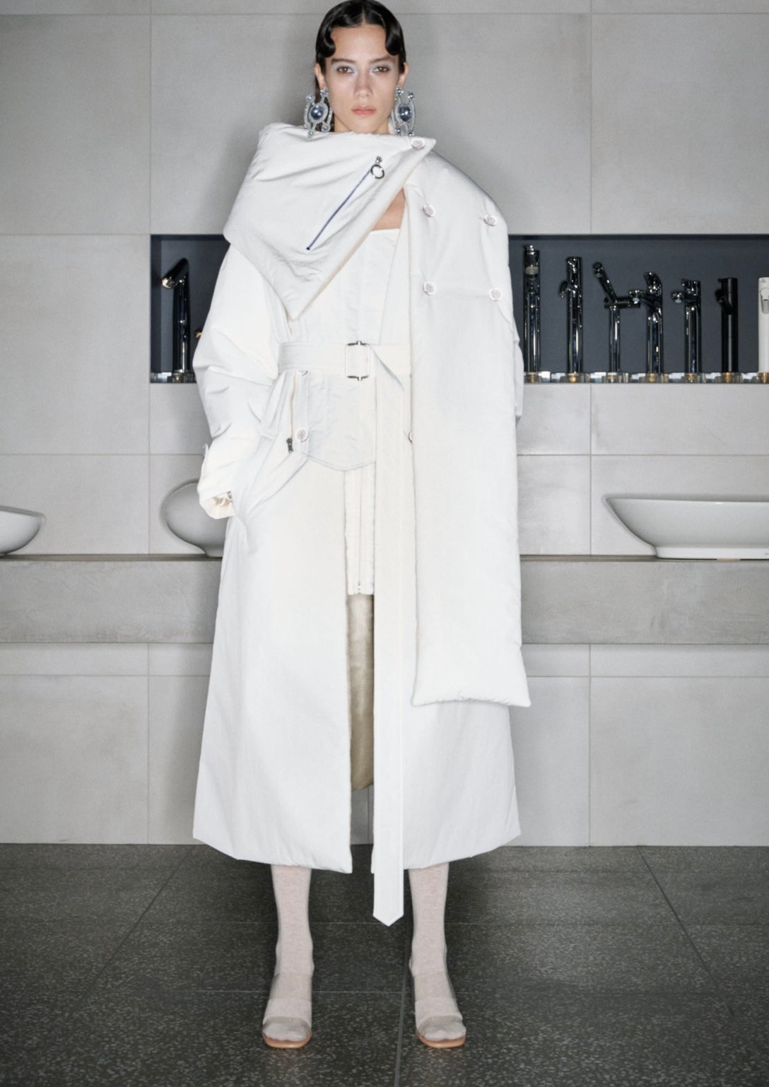 白いコートを着た女性モデル