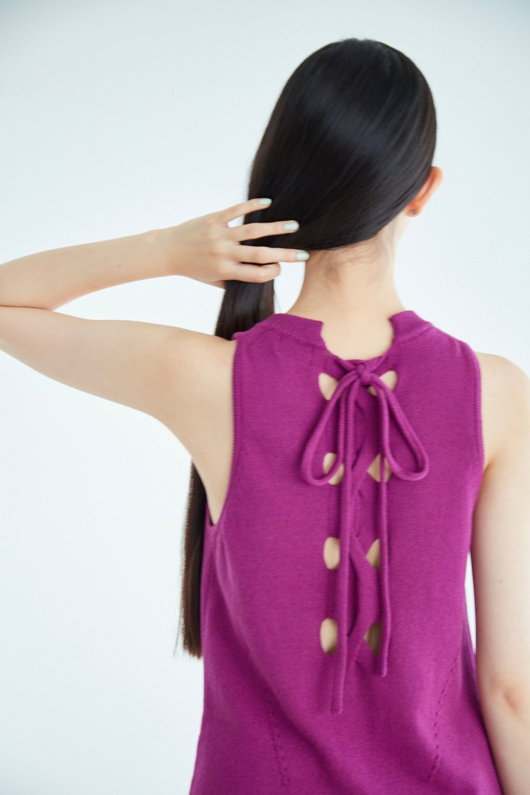 紫のワンピースを着ている女性モデル
