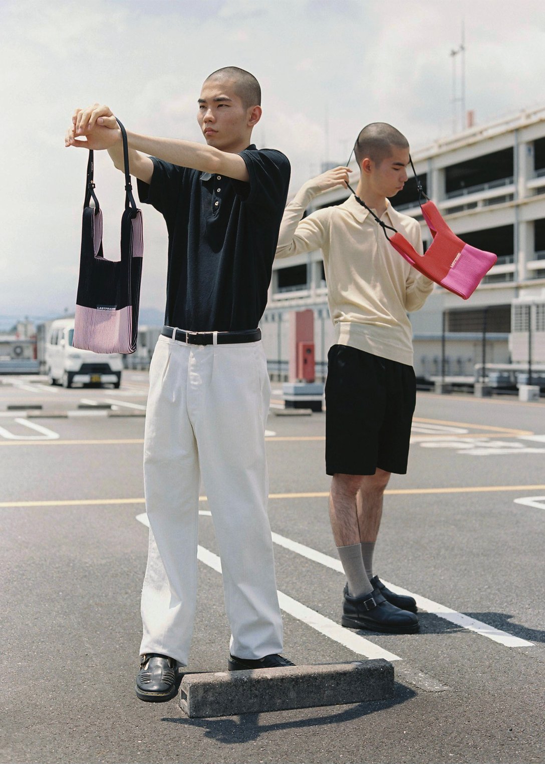 ピンクのニットバッグを持つ2人の男性モデル