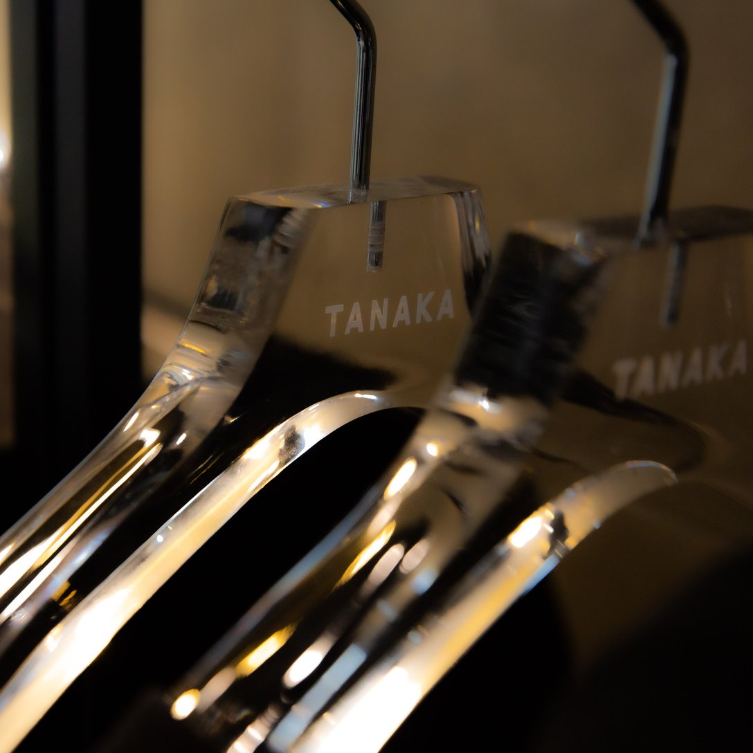 「TANAKA」と印字されたオリジナルハンガー
