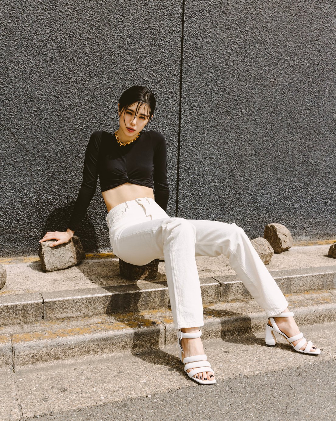 SI ROSSIのストラップサンダルを履いたモデルの加藤順子