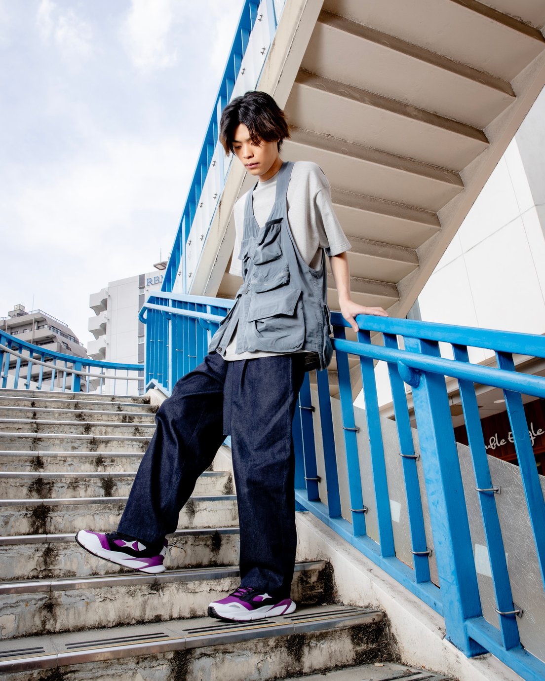 紫の靴を履いた春夏カジュアルスタイル