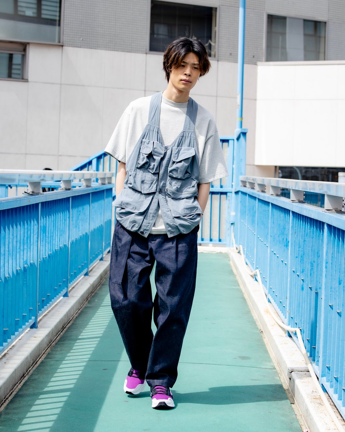 紫の靴を履いた春夏カジュアルスタイル