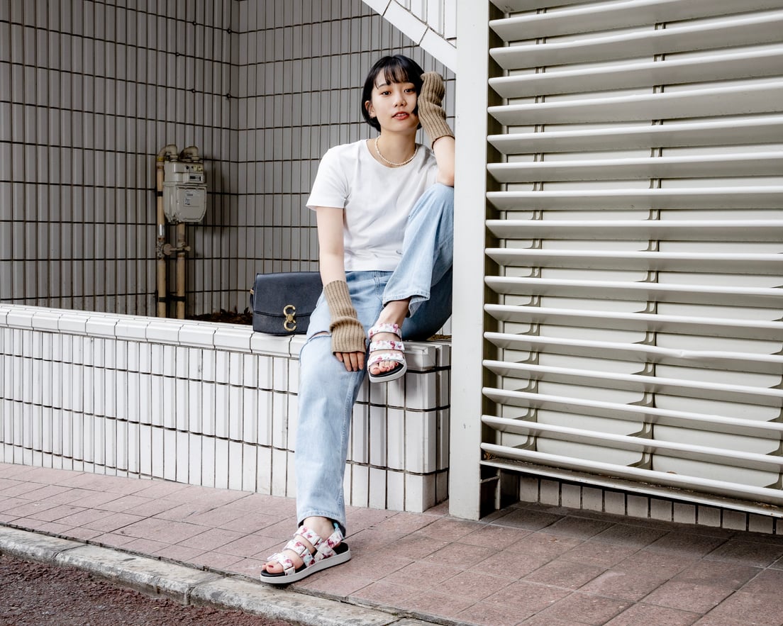 キーンの新作サンダル「エル ストラッピー(ELLE STRAPPY)」を着用する中島侑香