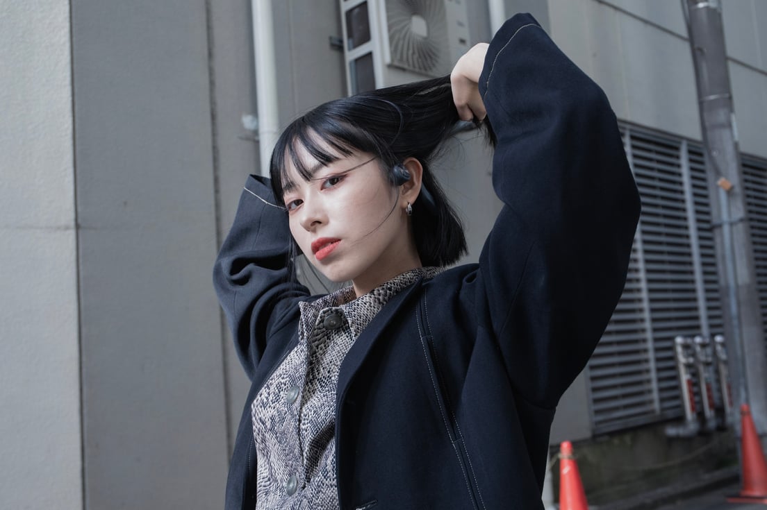 SAKURA、Chinami、Natsuki Higashiの3人が着用するゲオの高コスパイヤホン