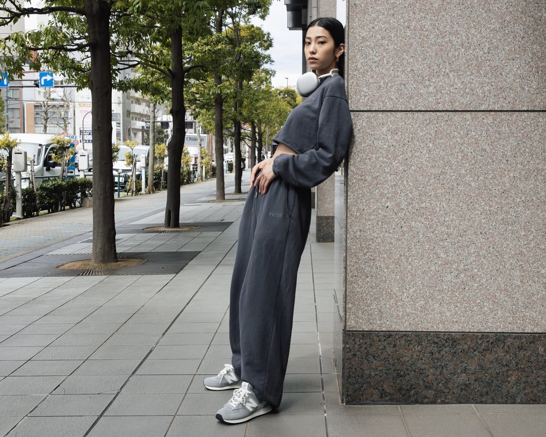 グレーのスウェットのセットアップを着用した女性