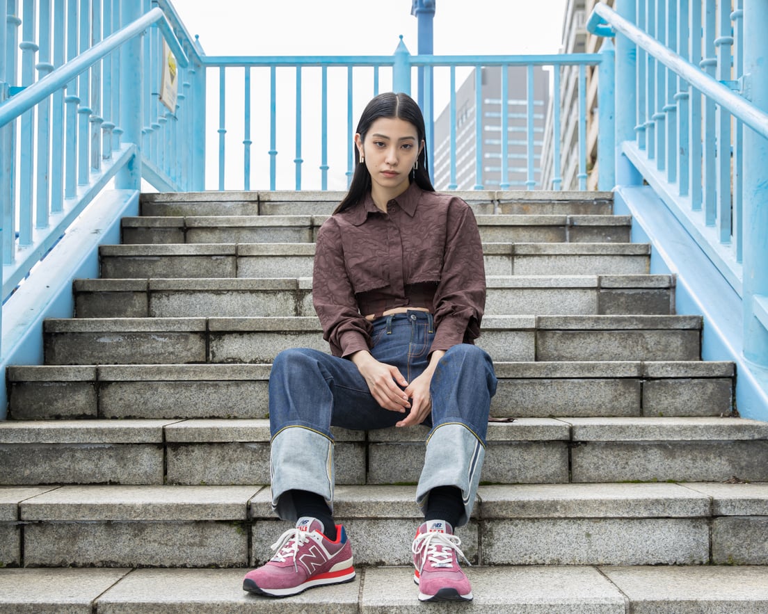 赤いトップスとジーンズを着用した女性