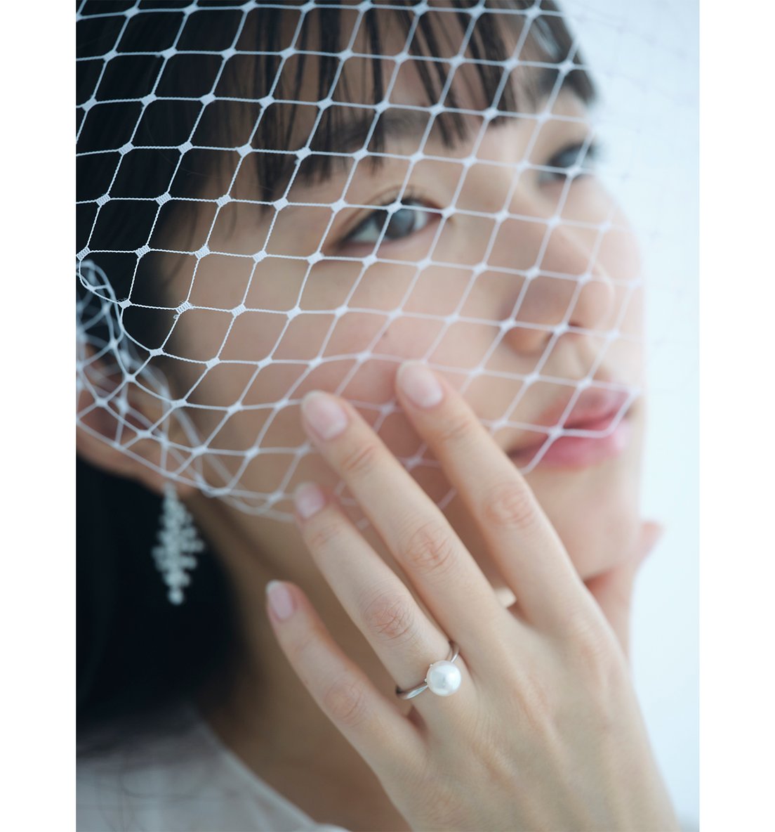 パールリング「ミキモト メリア」(アコヤ真珠、Pt)37万4000円、ピアス「プレイズ トゥ ネイチャー」(ダイヤモンド、WGK18)136万4000円