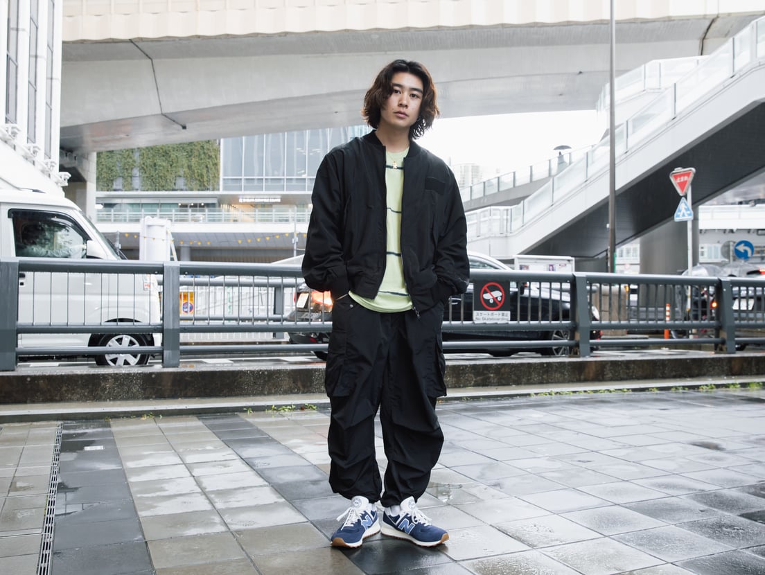 黒いナイロンのセットアップを着用した男性