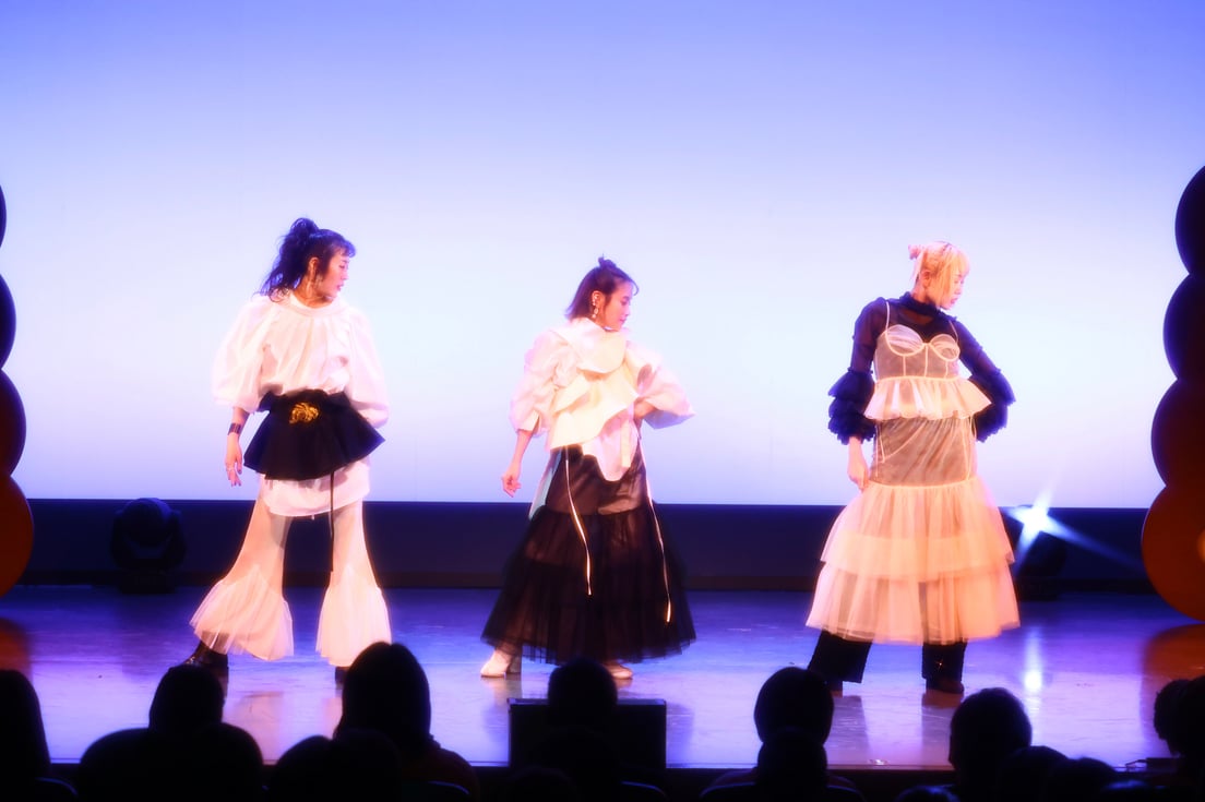 ステージでパフォーマンスをするゴキゲンズの3人