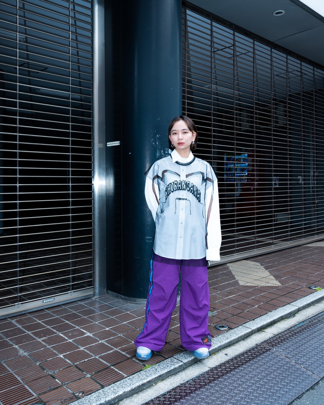 ヨシオクボのシャツを着用した女性モデル