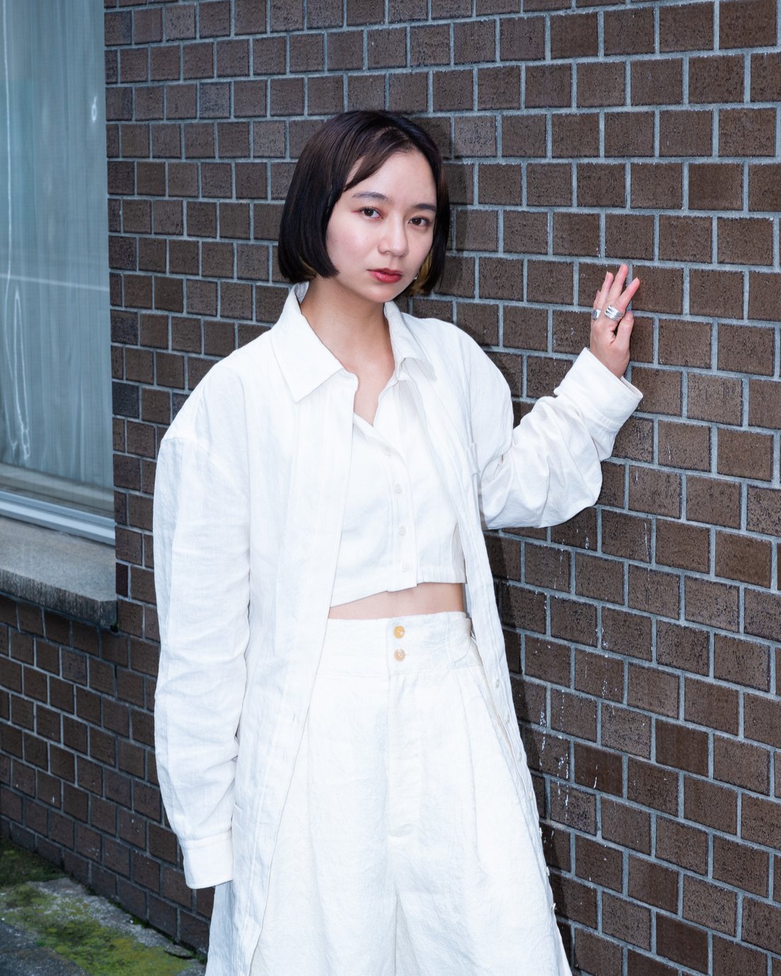 レースのショートパンツを穿いた女性モデル