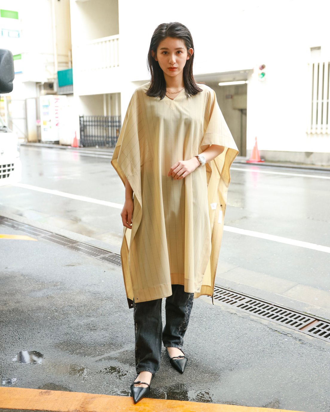 イレニサのケープを着用した女性モデル