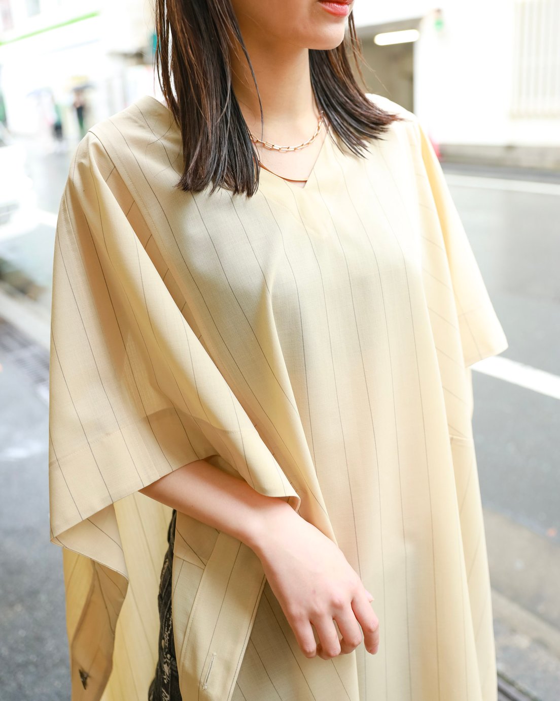 イレニサのケープを着用した女性モデル