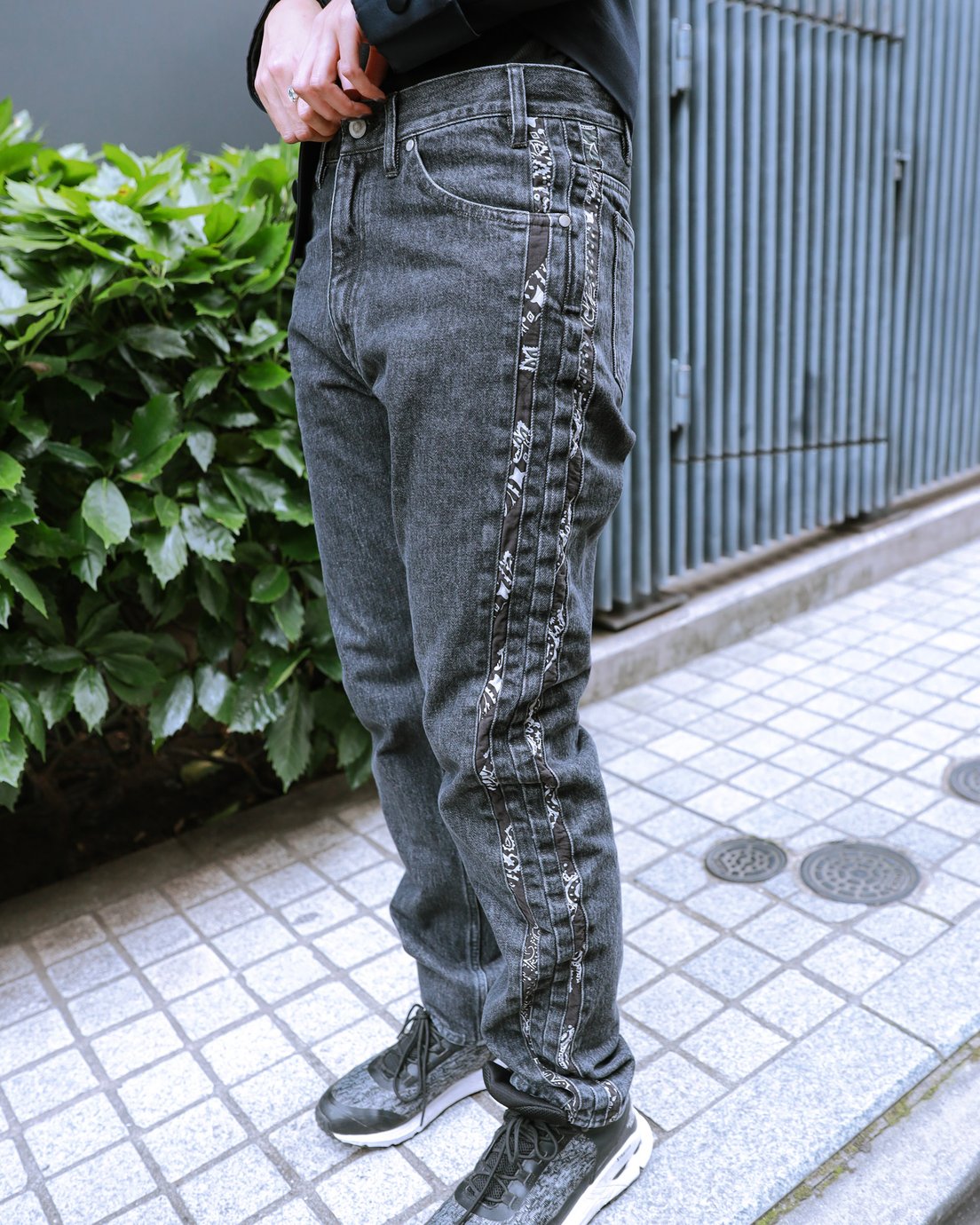 ブラックデニムを着用した女性モデル
