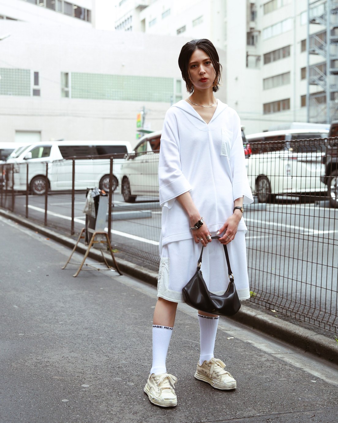 白Tに白のショーツを合わせた女性モデル